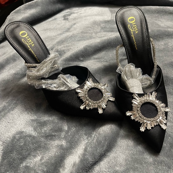 Beautiful shoes just but fit more of a size 8 than 8 1/2. Never wore the shoes. - Picture 4 of 5